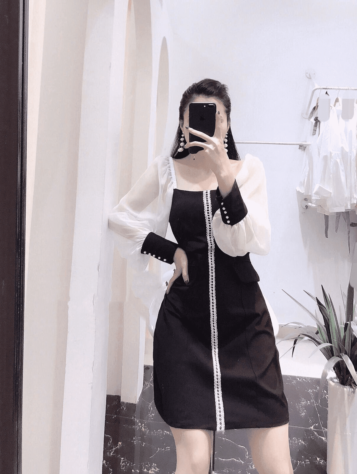 Đầm đen xòe viền ren tay dài