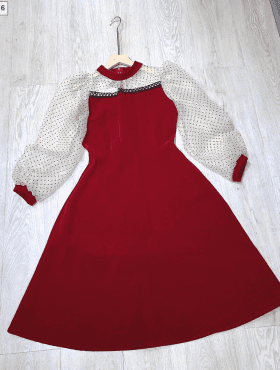 Đầm nhung đỏ xòe tay phối lưới bi