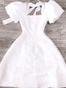Đầm trắng tay ngắn cổ vuông vải gấm