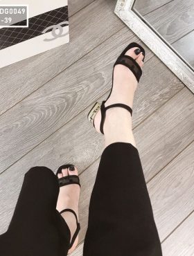 Sandal nữ màu đen chấm bi