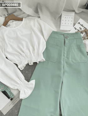 Set crop trắng tay phồng bo chun eo kết hợp quần suông xanh