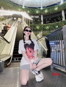 Áo thun nữ Quảng Châu form rộng in hình cô gái túi zip hàng siêu cấp