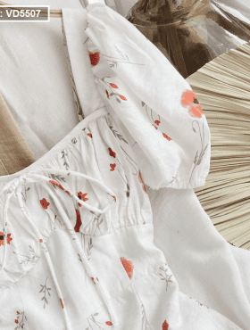 Đầm maxi trắng hoa đỏ nhíu ngực xẻ đùi
