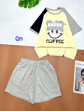 Đồ bộ quần đùi áo tay ngắn in hình mặt cười đội nón chữ coffee - DBO4502