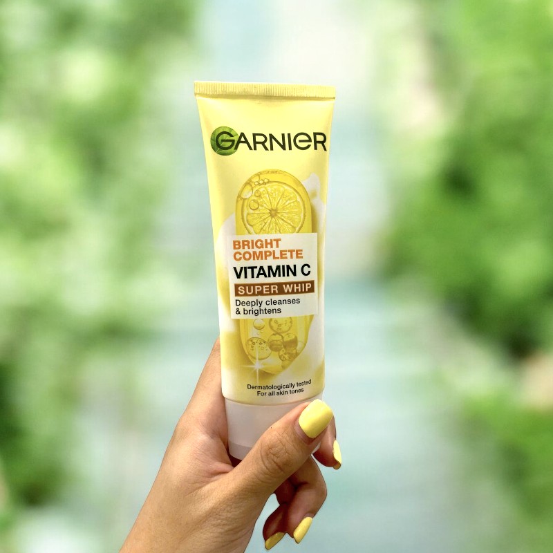 Sữa Rửa Mặt Garnier Sạch Sâu Sáng Da Bright Complete Vitamin C Super Whip Deeply Cleanses & Brightens 100ml