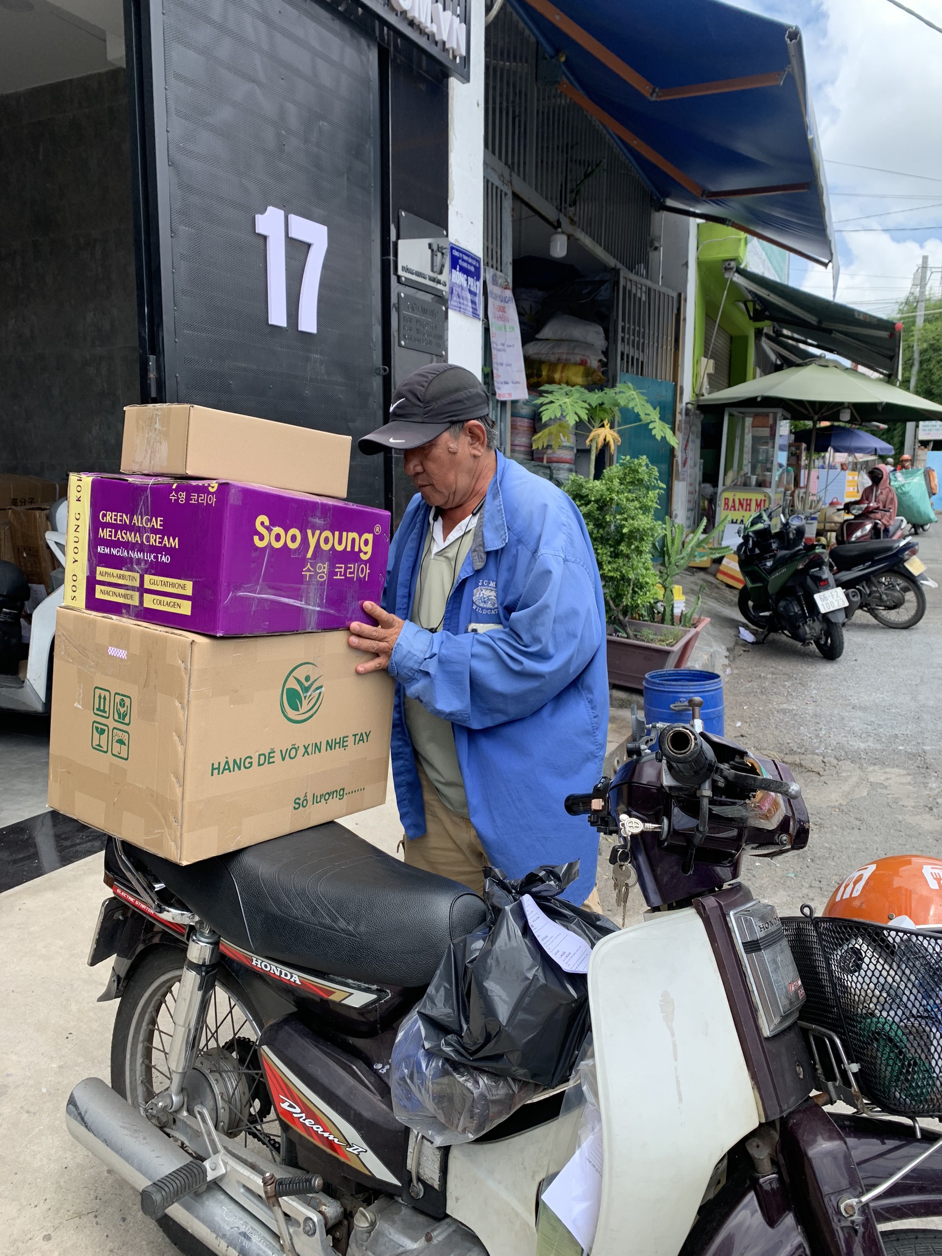 Kho sỉ ann luôn có hàng chính hãng giá tốt cho sỉ nè.