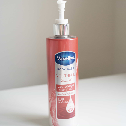 Sữa tắm Vaseline Body Wash Youthful Glow - Màu Đỏ chứa Retinol