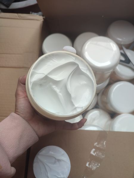 Kem Ủ Trắng Gluta White Thái Lan 600gr là sản phẩm chăm sóc da cao cấp, giúp làm trắng và dưỡng ẩm sâu cho làn da