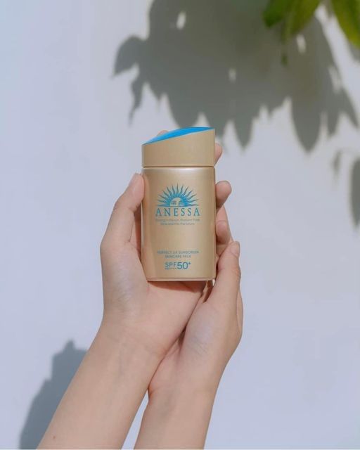 Sữa chống nắng dưỡng da kiềm dầu Anessa Perfect UV Sunscreen Skincare Milk SPF50+ PA++++ Shiseido 60ml