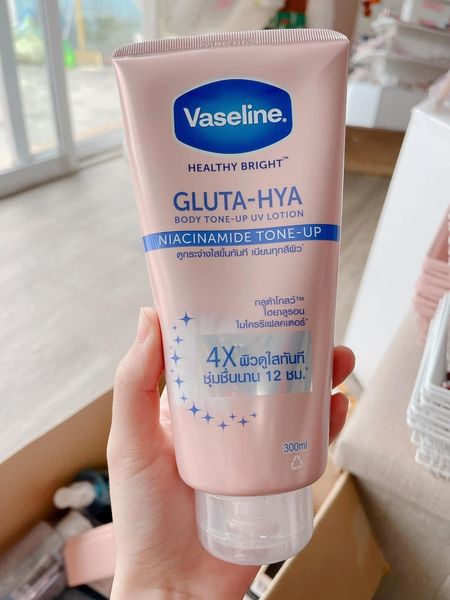 Dưỡng thể trắng Da Vaseline Gluta-Hya Niacinamide Tone-Up