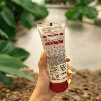 Sữa Rửa Mặt L’Oreal Revitalift Milky Cleansing Foam 100Ml