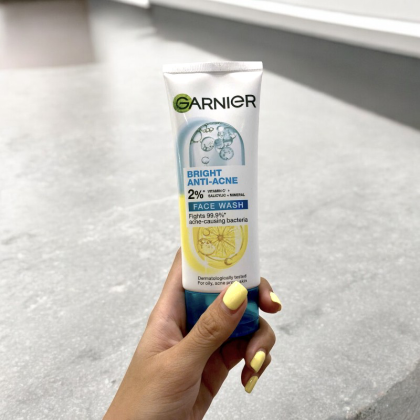 Sữa rửa mặt ngừa mụn Garnier Skin Naturals Bright Complete Anti-Acne Cleansing Foam 100ml