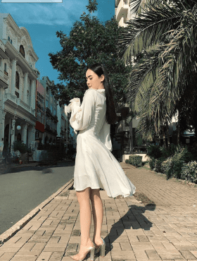 Đầm trắng xòe tay dài phối ren