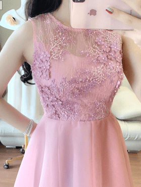 Đầm hồng ren thêu tùng váy xòe