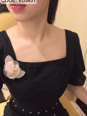 Đầm đen xòe đóng ngọc trai kết hoa
