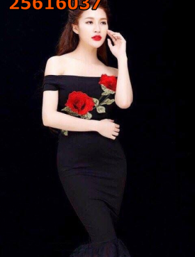 Đầm suông có đính bông hồng trước ngực