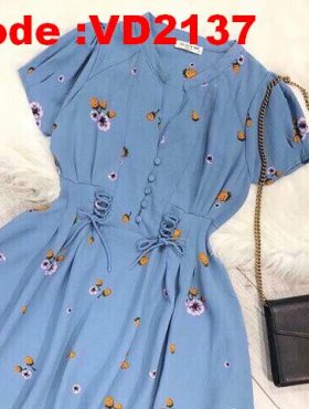 Đầm xanh in hoa cổ trụ đính nút