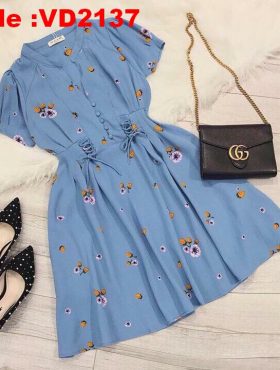 Đầm xanh in hoa cổ trụ đính nút