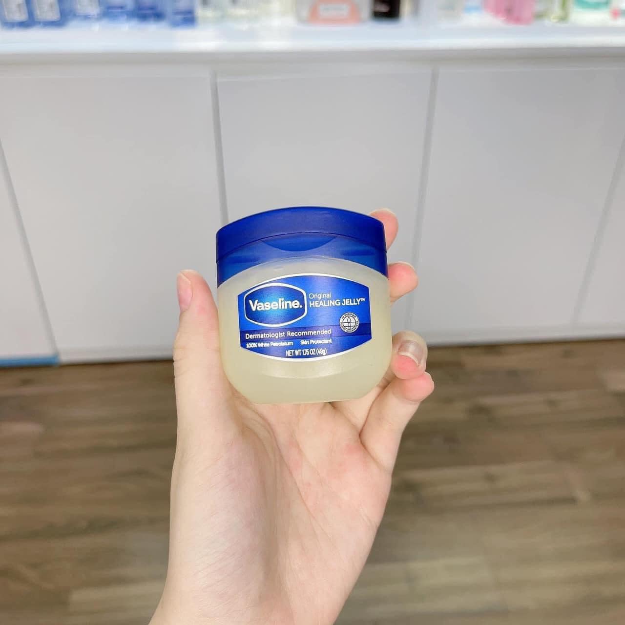 Sáp dưỡng ẩm VaSeline trị nẻ Mỹ là sản phẩm tuyệt vời cần có trong mọi gia đình